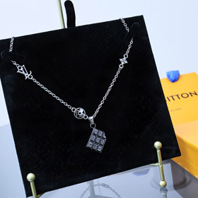 Louis Vuitton LV pendant engraved letter floral necklace -0130